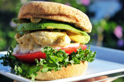 Sandwich de poulet épicé au café, avocat et tomate
