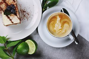 tasse de café et assiettes avec une part de gâteau