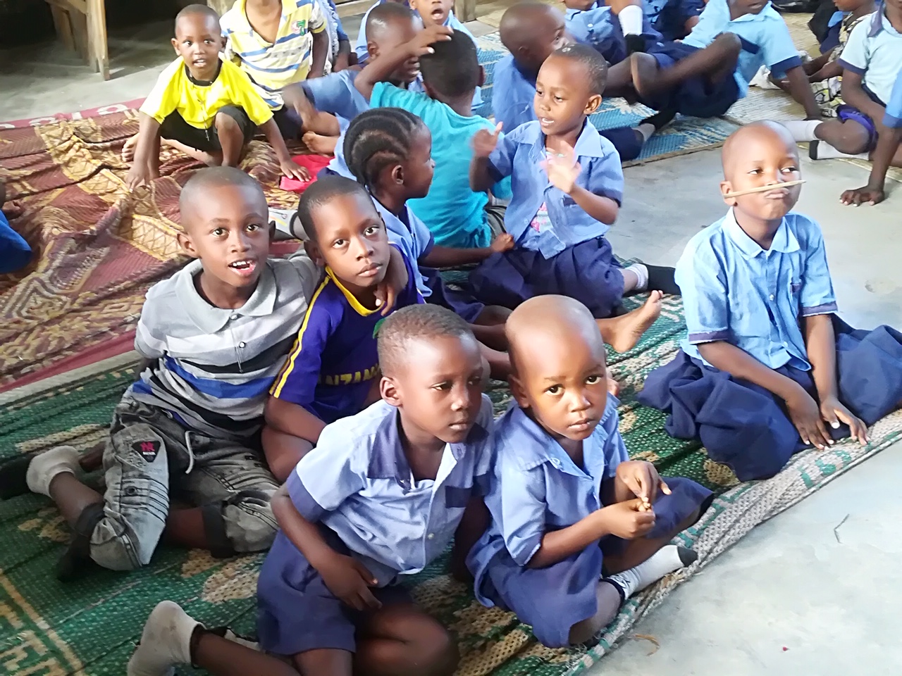 Les enfants de Lukema à l'école